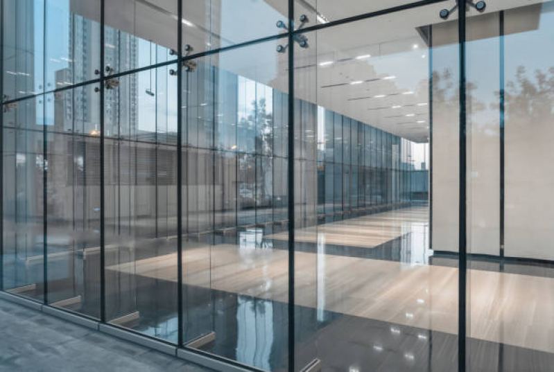Fachada de vidro comercial de alto padrão